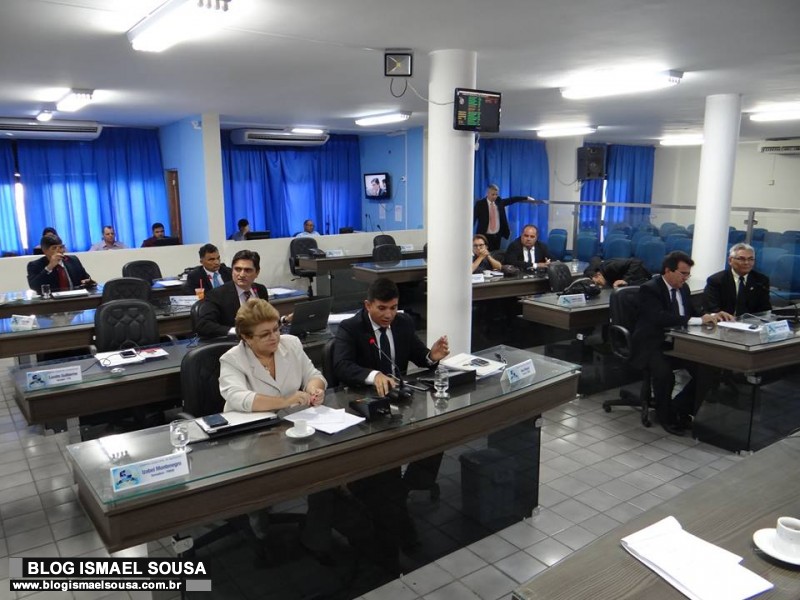 Vereadores repudiam demissÃ£o de assessores e acusam presidÃªncia de "desastre de gestÃ£o financeira"