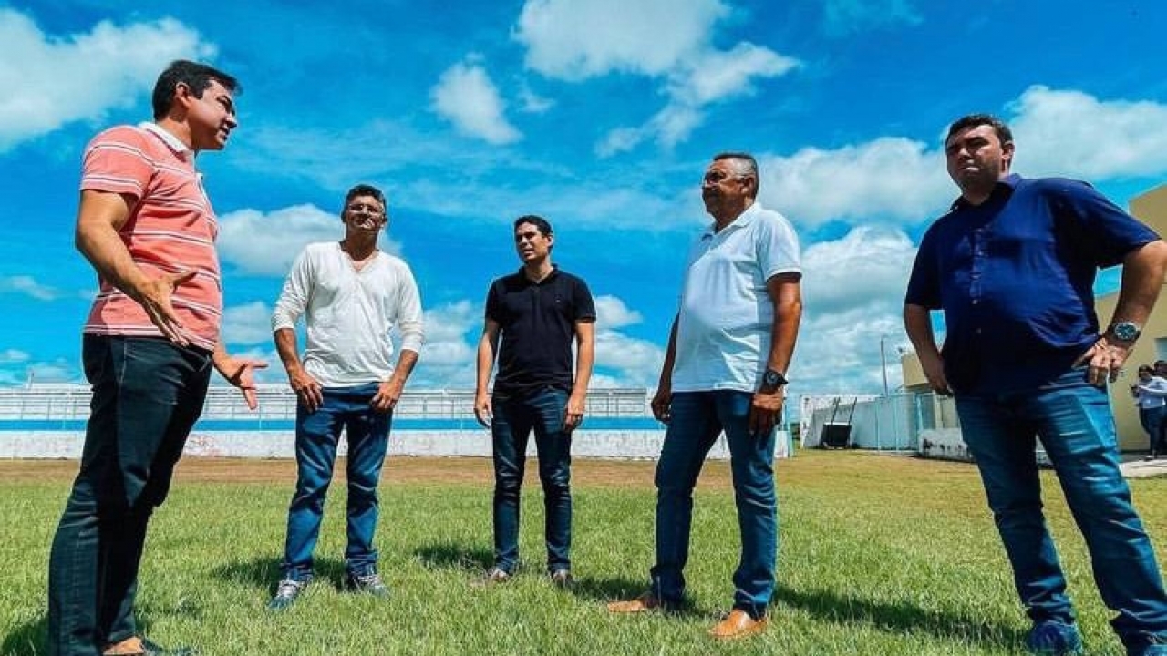 Neilton assegura projetos para construção de ponte metálica e iluminação de estádio em Upanema