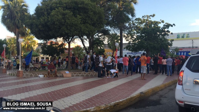 Em MossorÃ³, manifestantes pedem renÃºncia de Temer e eleiÃ§Ãµes diretas na PraÃ§a do Pax