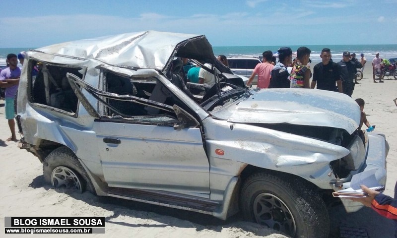 Carro capota e casal morre ao fazer rally entre Areia Branca e Porto do Mangue
