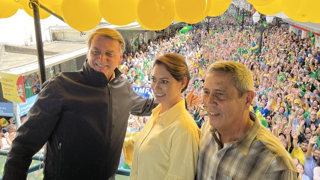 Bolsonaro reúne multidão em Juiz de Fora-MG durante lançamento de campanha
