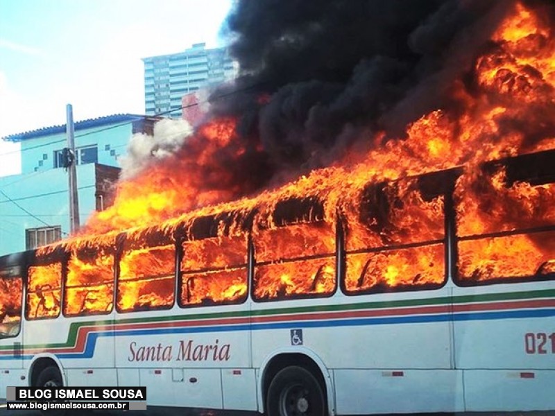 ApÃ³s criminosos incendiarem 11 Ã´nibus, rodoviÃ¡rios recolhem veÃ­culos em Natal