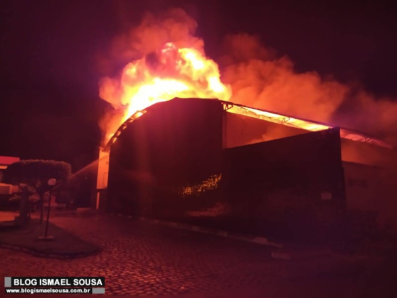 IncÃªndio atinge galpÃ£o de fÃ¡brica de sabÃ£o em MossorÃ³