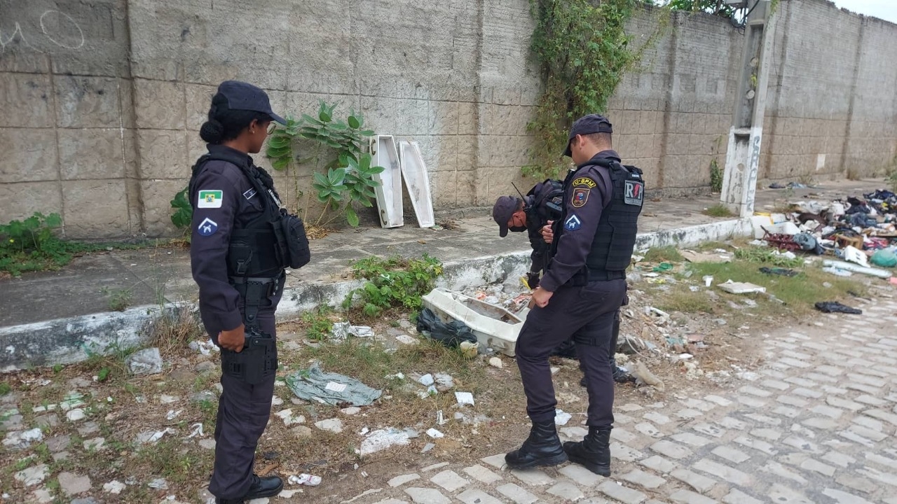 Macabro: Caixões de criança são encontrados abandonados em rua de Mossoró