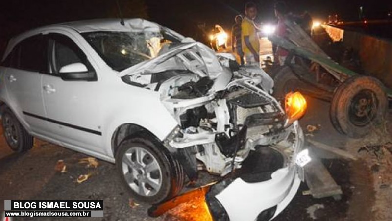 Carro colide com carroÃ§a e trÃªs pessoas ficam feridas na ponte de GenÃ©sio