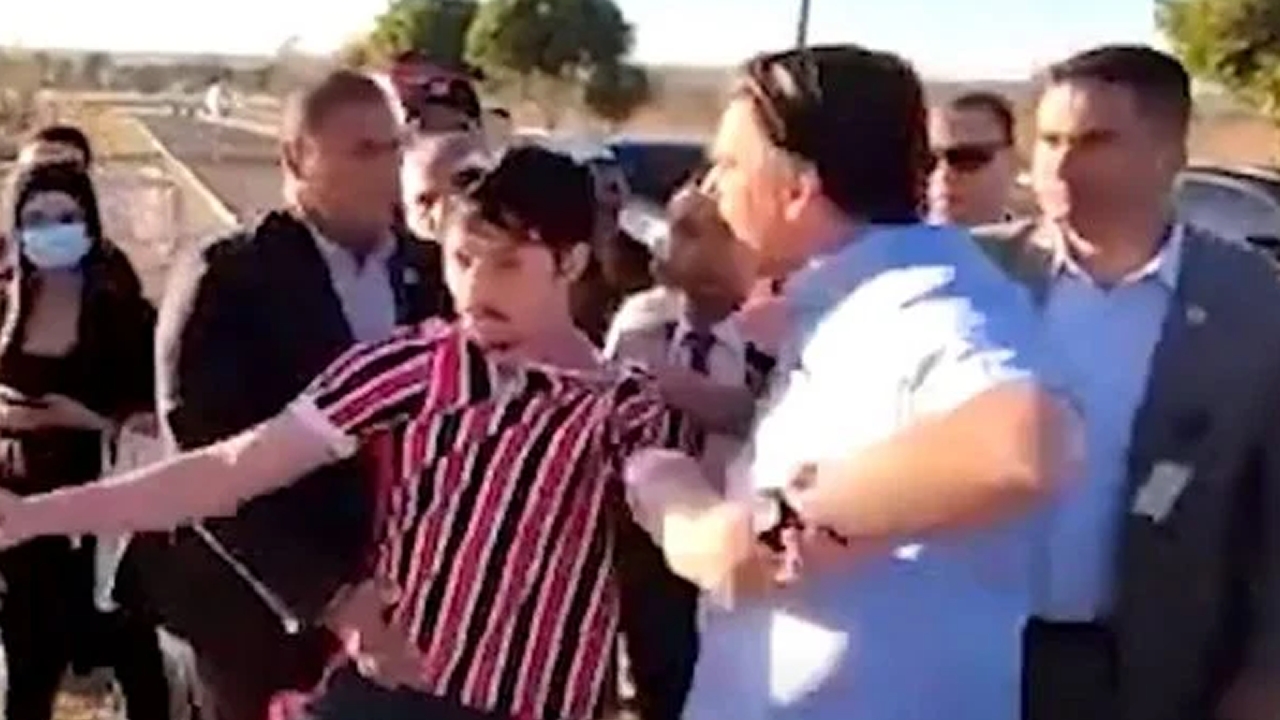 Bolsonaro se envolve em confusão com youtuber perto do Alvorada
