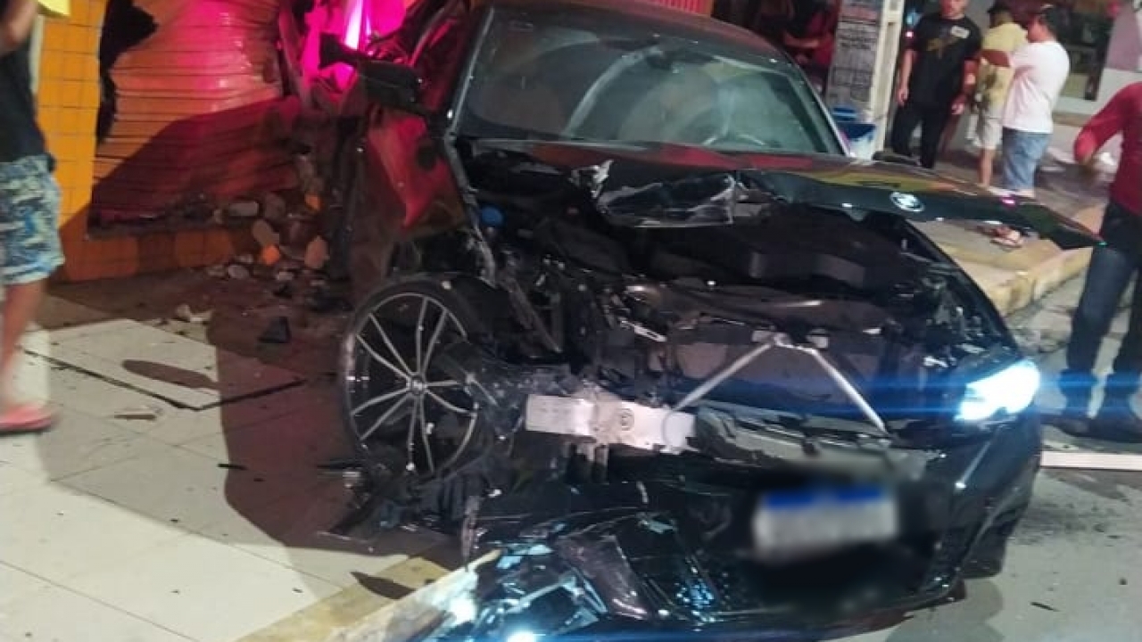 Motorista perde controle do carro e atinge loja no Centro de Mossoró