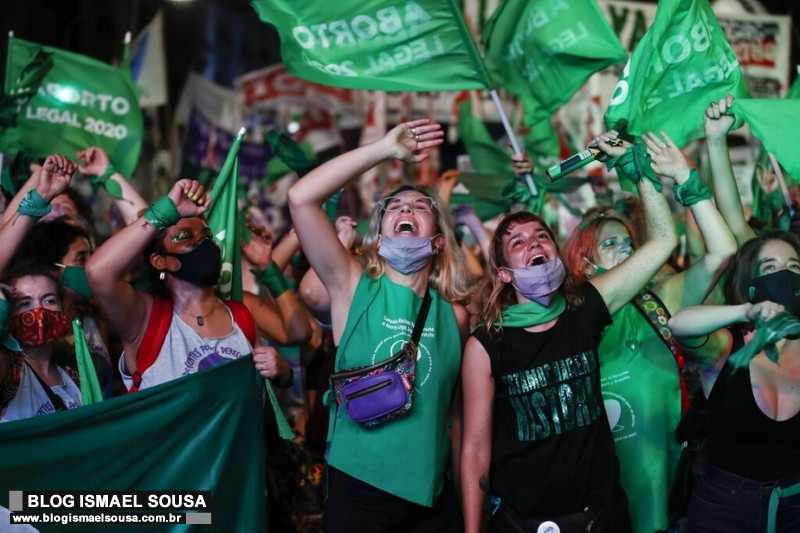 Com aglomeraÃ§Ã£o, feministas comemoram a morte apÃ³s aprovaÃ§Ã£o do aborto na Argentina
