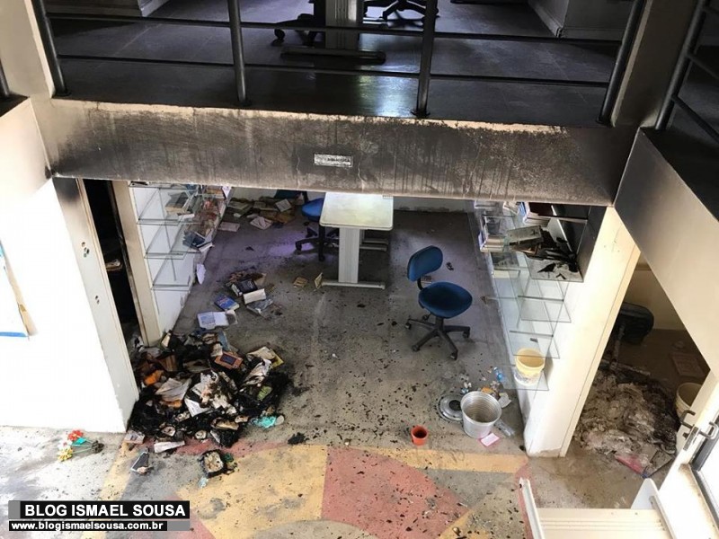 VÃ¢ndalos destroem parte do acervo literÃ¡rio do Portal do Saber