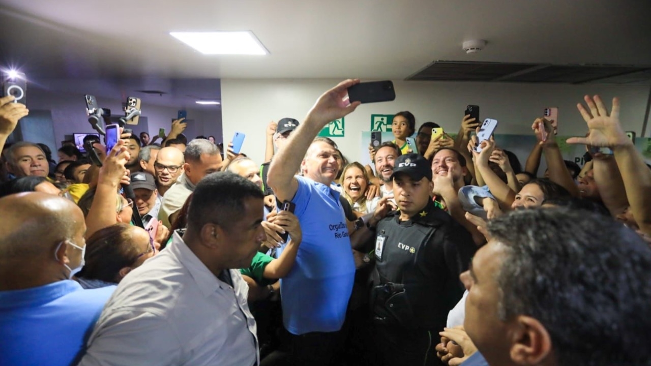 Em visita ao Hospital Rio Grande, Bolsonaro se emociona ao reencontrar equipe que o atendeu em abril Em visita ao Hospital Rio Grande, Bolsonaro se emociona ao reencontrar equipe que o atendeu em abril