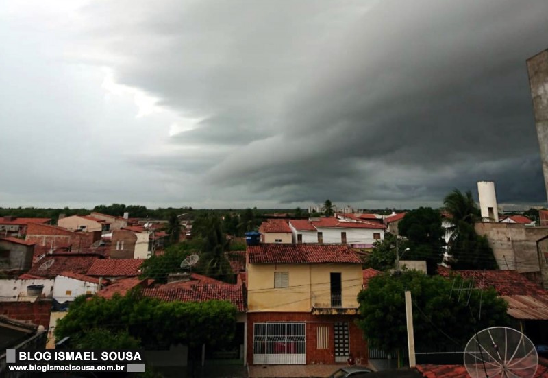 MossorÃ³ registra forte chuva com trovoadas nesta quinta