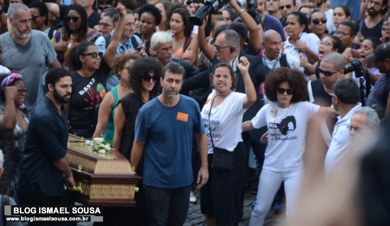 Corpo de vereadora Ã© sepultado no Rio aos gritos de "Marielle presente"