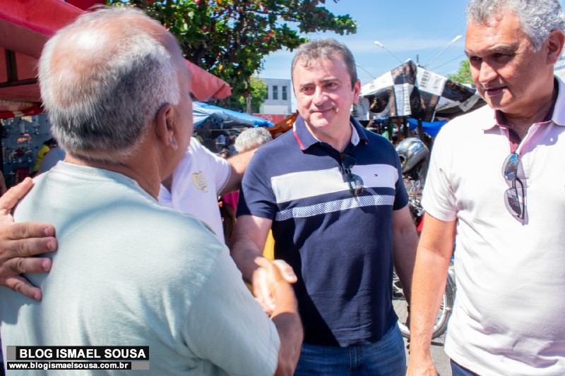 PrÃ©-candidatos General GirÃ£o e Dr. Daniel visitam a feira livre de MacaÃ­ba e conversam com comerciantes