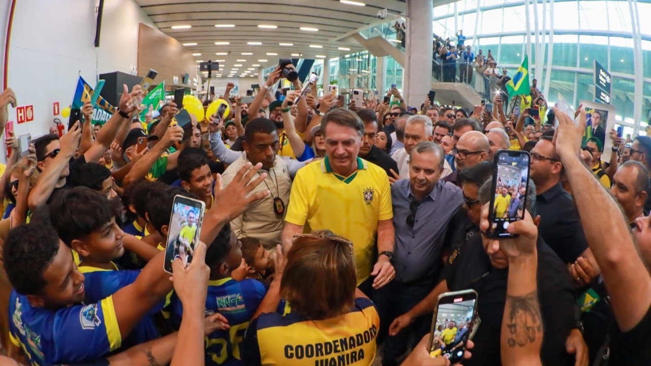 Com festa e emoção, Bolsonaro é recebido no RN por multidão de apoiadores e lideranças do PL Com festa e emoção, Bolsonaro é recebido no RN por multidão de apoiadores e lideranças do PL