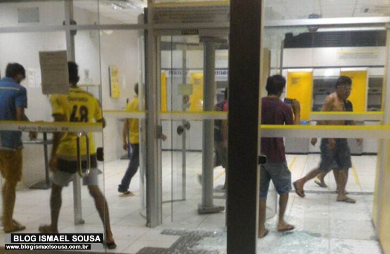 Quadrilha ataca bancos e metralha destacamento da polÃ­cia em BaraÃºna