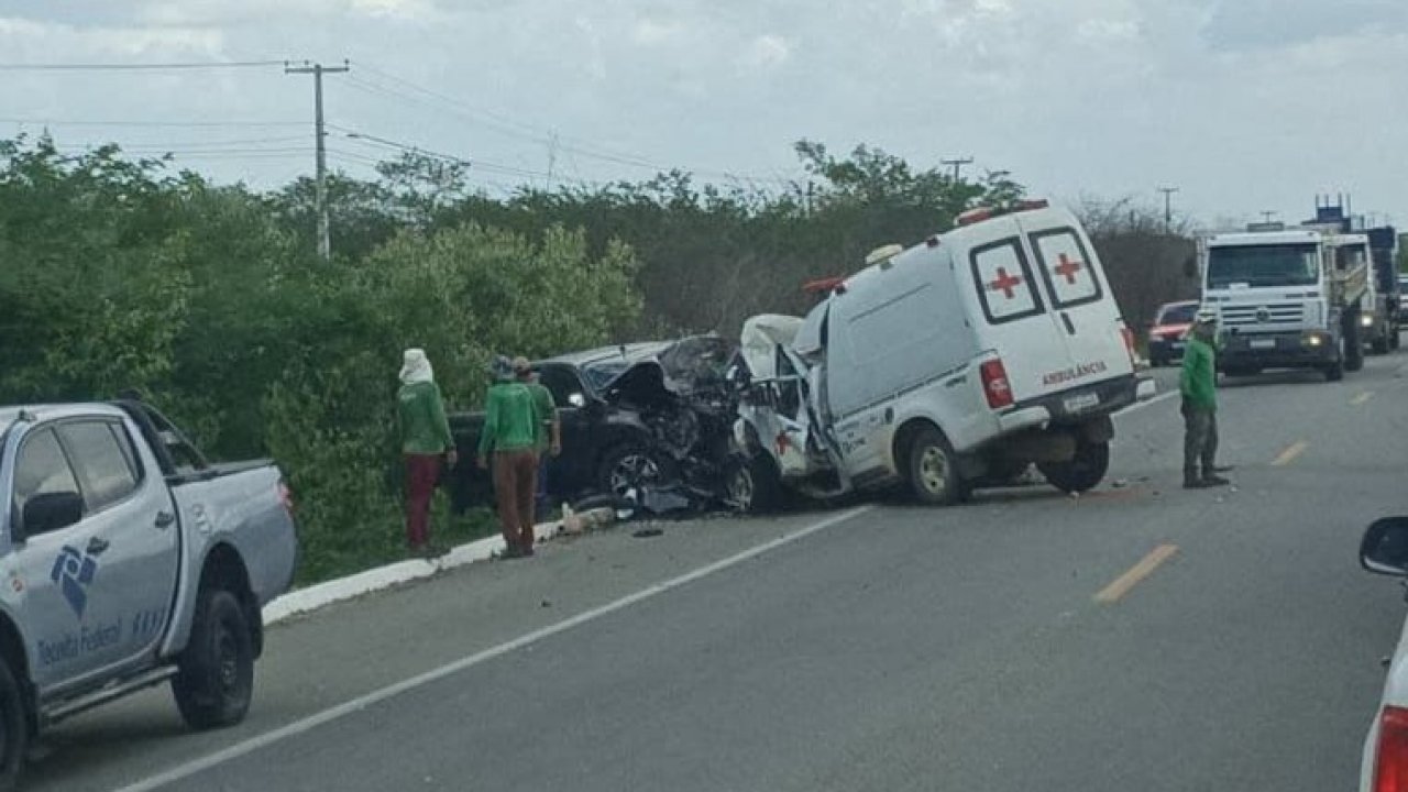 URGENTE: Grave acidente envolvendo ambulância e caminhonete na BR-304 em Mossoró