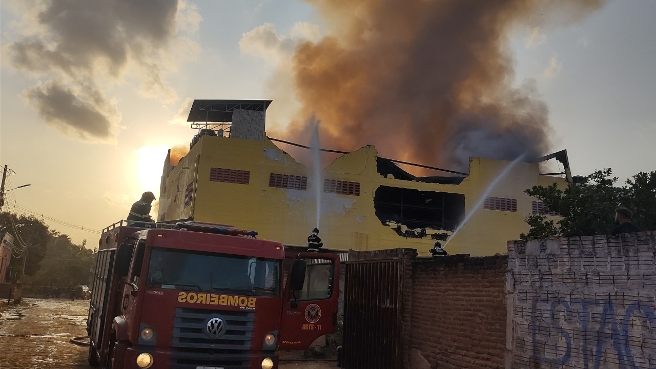 Mais de 30 mil litros de água usados para controlar incêndio no Supermercado Queiroz em Assú