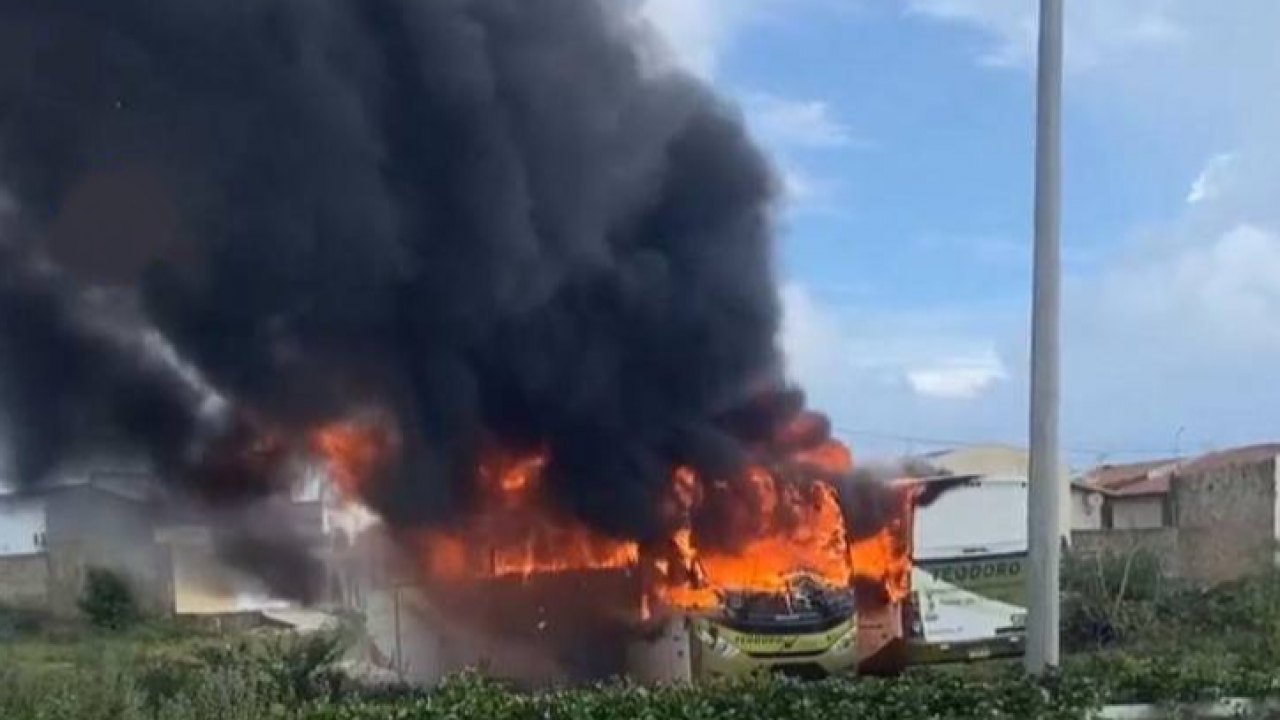 URGENTE - Em novo ataque, ônibus são incendiados em Areia Branca