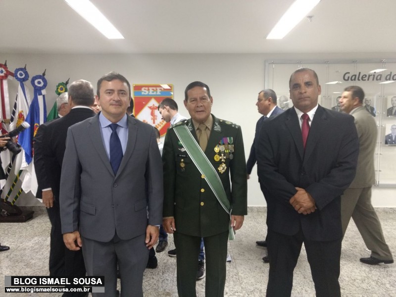 Em BrasÃ­lia, Dr. Daniel participa de solenidade de despedida do General MourÃ£o