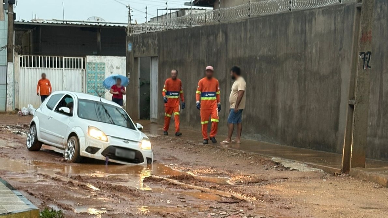 Chuva intensa provoca alagamentos e carro fica preso na lama no bairro Aeroporto II, em Mossoró