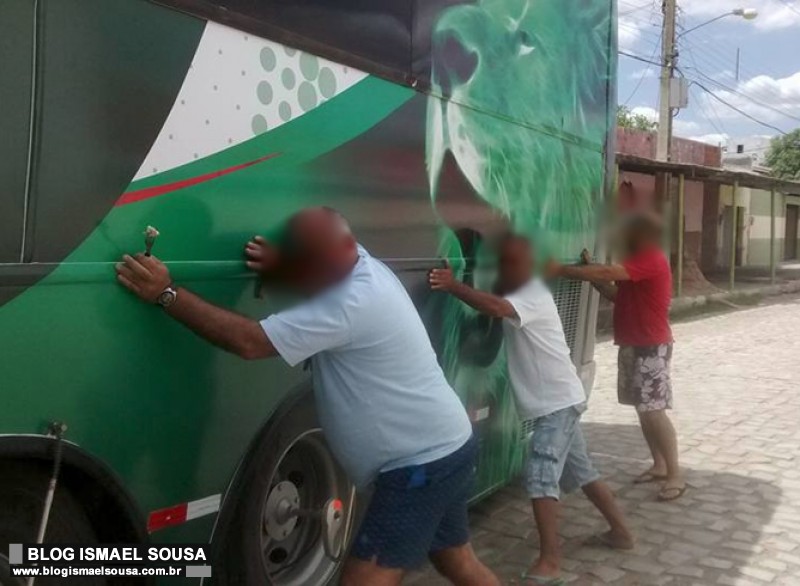 Torcedores do Potiguar fingem empurrar Ã´nibus do BaraÃºnas e fotos viralizam na internet