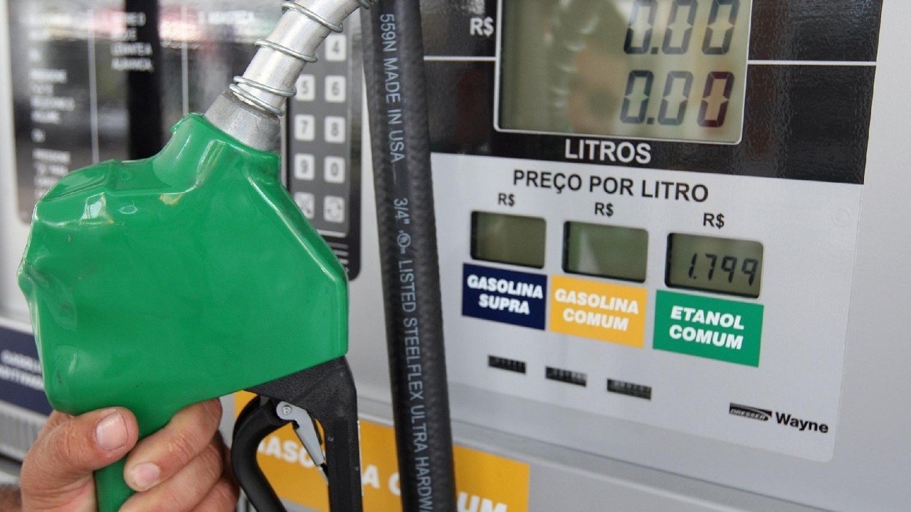 Política de preços da Petrobras é um desastre e empresa anuncia aumento da gasolina em 16,3% e do diesel em 25,8%