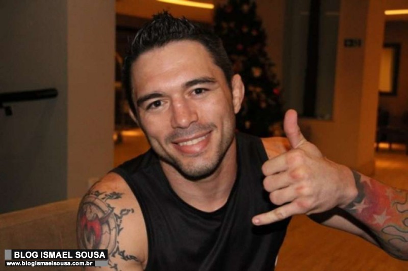 Lutador de MMA Rony Jason agride irmÃ£ durante festa no CearÃ¡