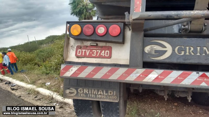CaminhÃµes colidem apÃ³s pedestre surgir com braÃ§os abertos no meio da rodovia BR-304 