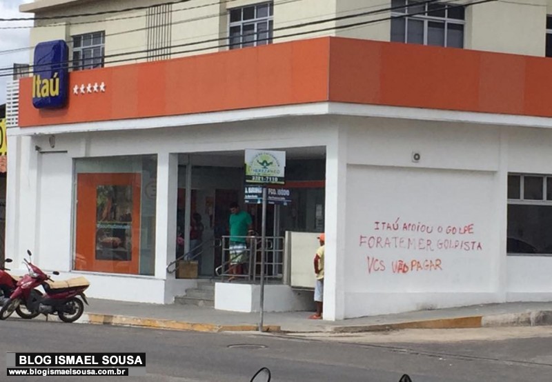 Movimentos de esquerda picham agÃªncia bancÃ¡ria do ItaÃº em MossorÃ³