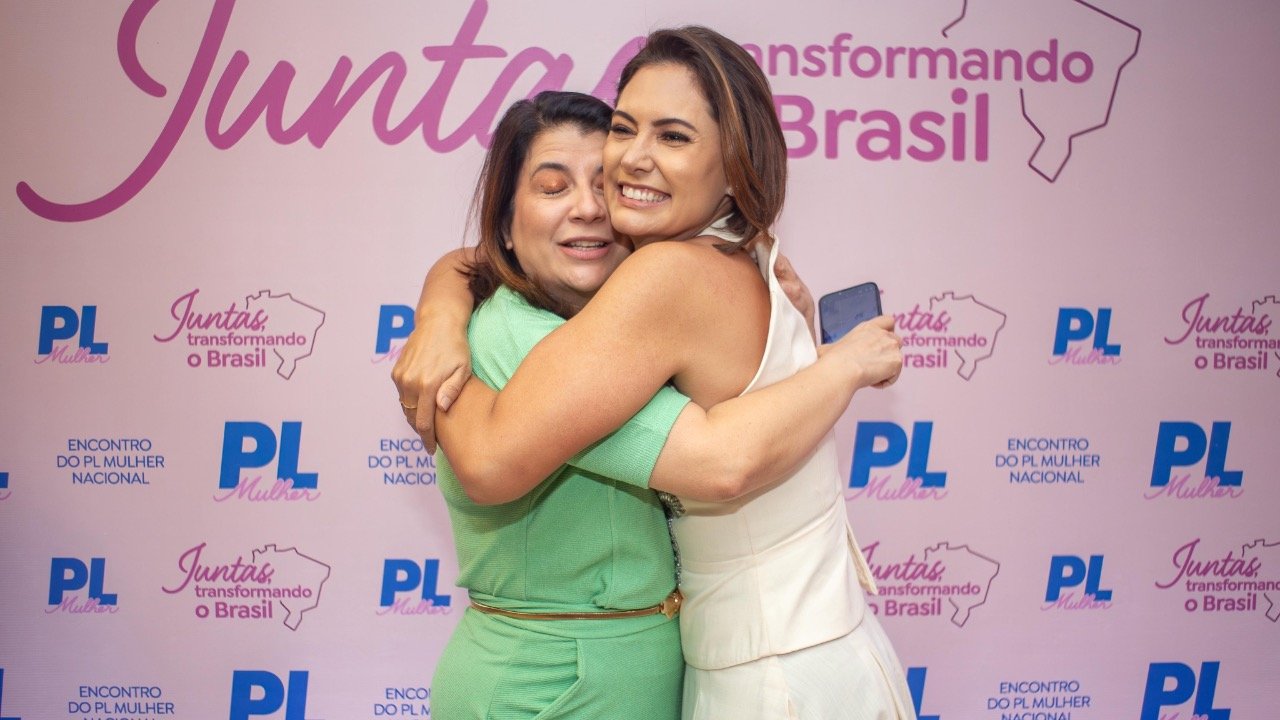 Carla Dickson recebe notícia da prisão de Bolsonaro enquanto cumpria agenda com Michelle em Fortaleza