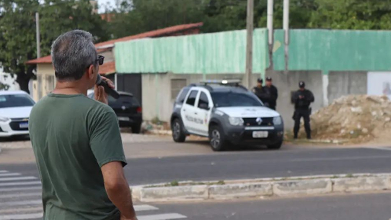 Professores da UERN fecham portão da universidade em protesto e polícia é acionada