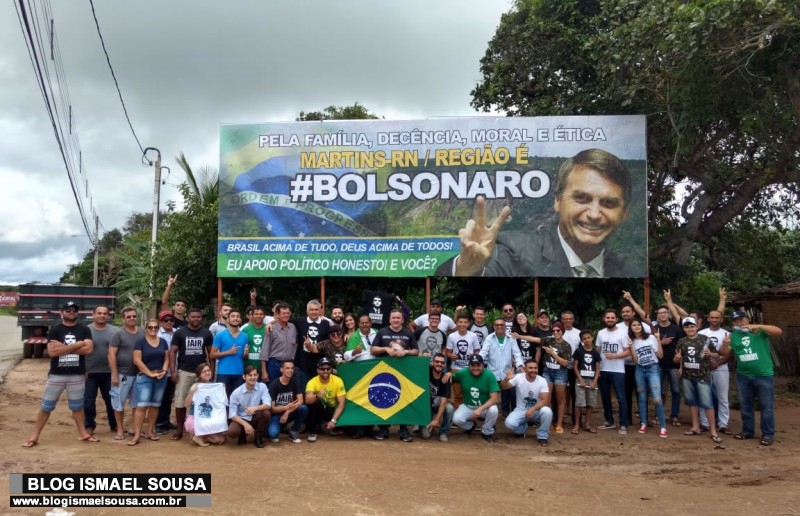 Defensores de Jair Bolsonaro erguem outdoor na cidade serrana de Martins-RN