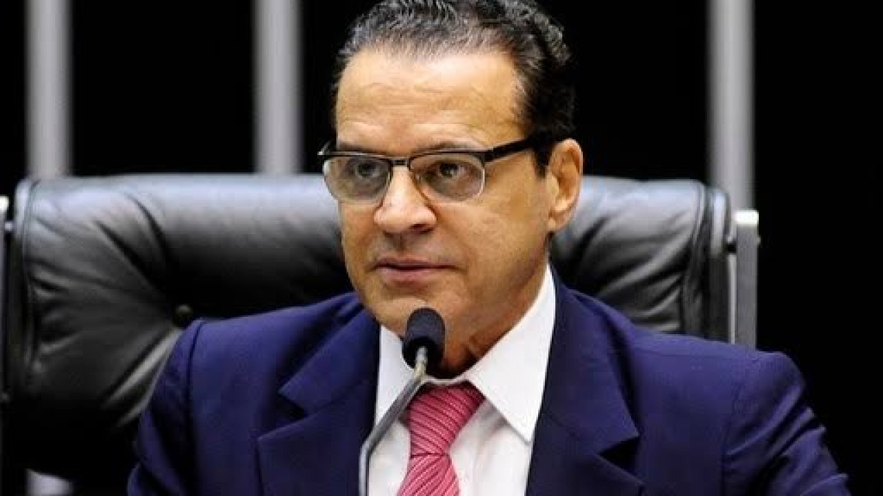 Juiz emite mandado de prisão contra Henrique Alves por dívida de pensão alimentícia