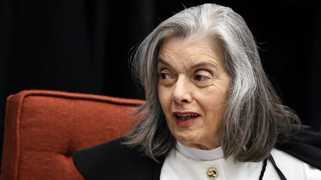 Cármen Lúcia anuncia saída antecipada da presidência do TSE