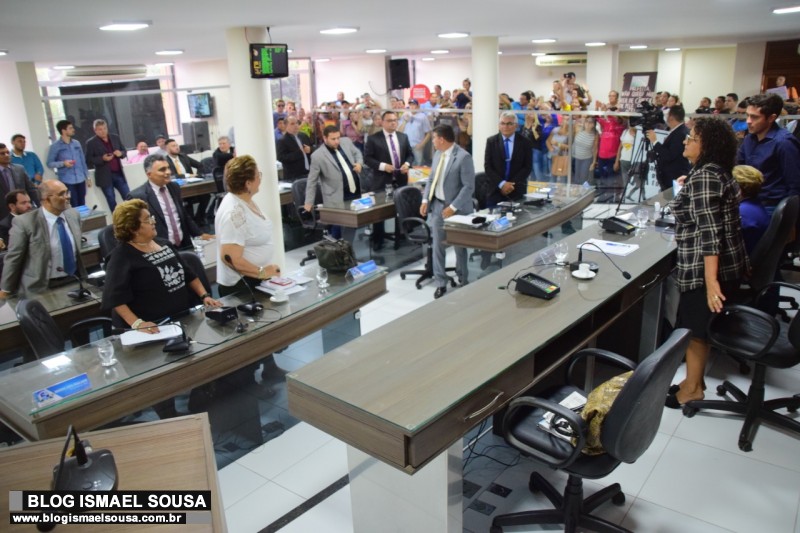 Com tumulto, vereadores aprovam reajuste para professores proposto por Rosalba; greve continua