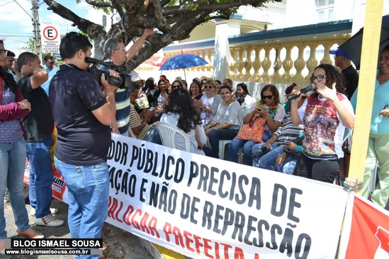 Servidores acampam pelo sexto dia em frente Ã  prefeitura e greve continua