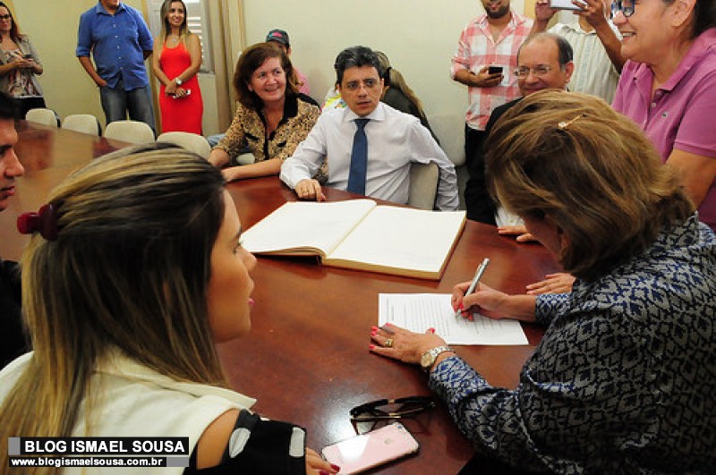 Prefeita Rosalba transmite cargo para vice-prefeita