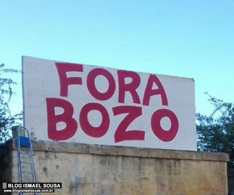 Isolda, a estridente, comemora pintura em parede: "Fora Bozo"