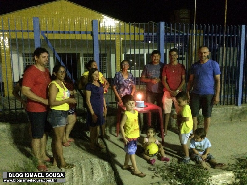 Em MossorÃ³, moradores "comemoram" 10 anos de obras de creche com bolo de aniversÃ¡rio