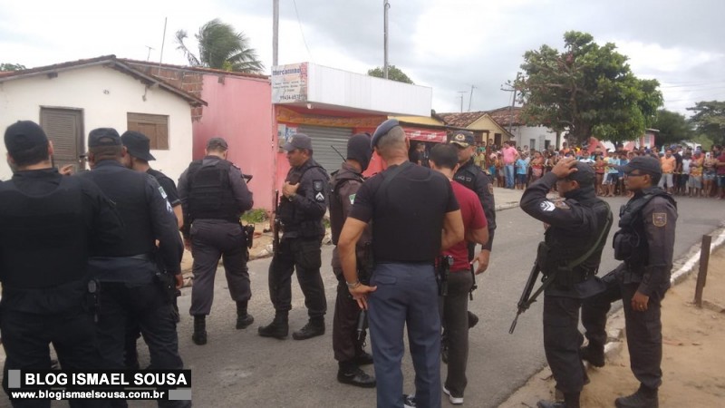Tiroteio em mercadinho termina com quatro mortos em MacaÃ­ba