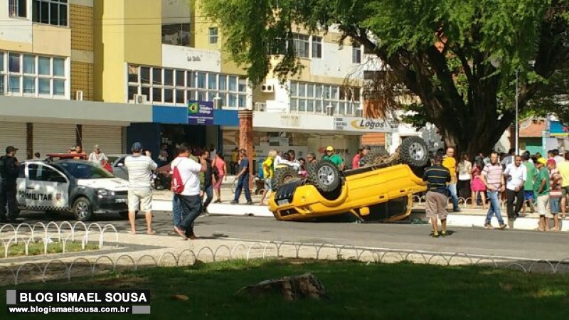 Carro de ex-vereador capota em frente ao Museu em MossorÃ³