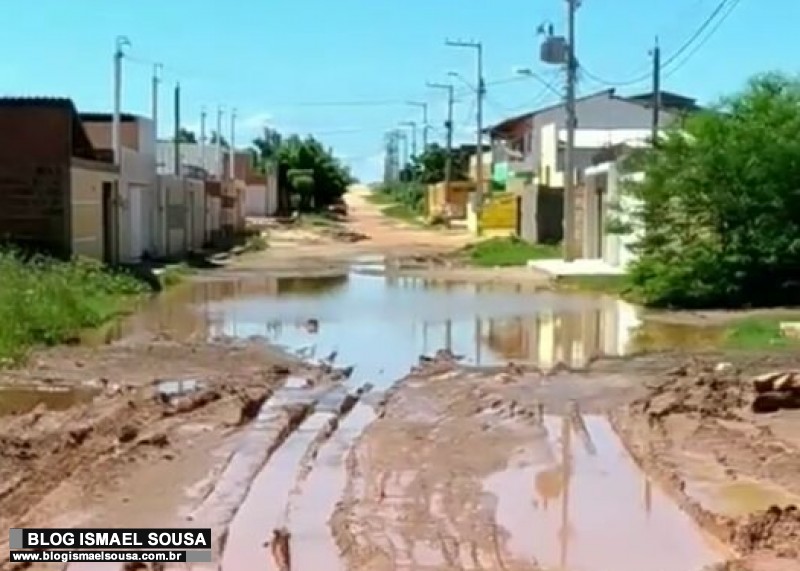 Moradores reclamam de buracos e lama em rua do bairro SumarÃ© e preparam protesto