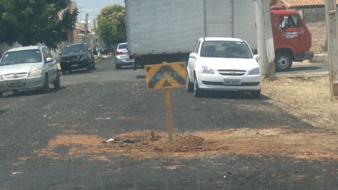 Inacreditável: Caern faz buraco em menos de 24h após prefeitura aplicar asfalto em Mossoró
