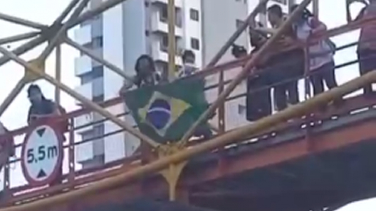 Bandeira do Brasil é rasgada durante “ato pela Democracia” em Natal