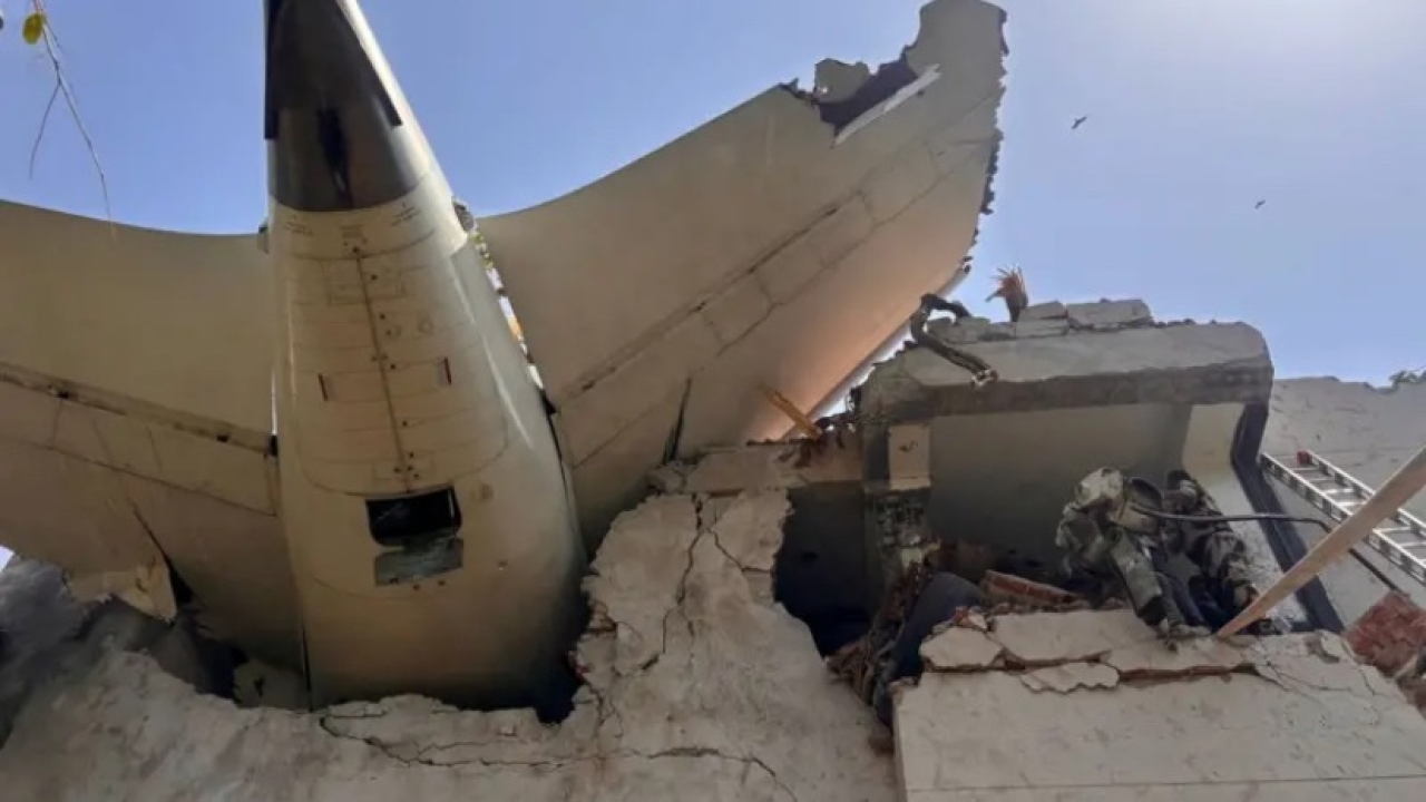 Avião com 242 pessoas cai na Índia e deixa mais de 200 mortos Avião com 242 pessoas cai na Índia e deixa mais de 200 mortos