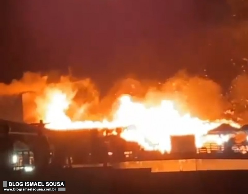Incêndio atinge barracas durante a queima de fogos em Pipa