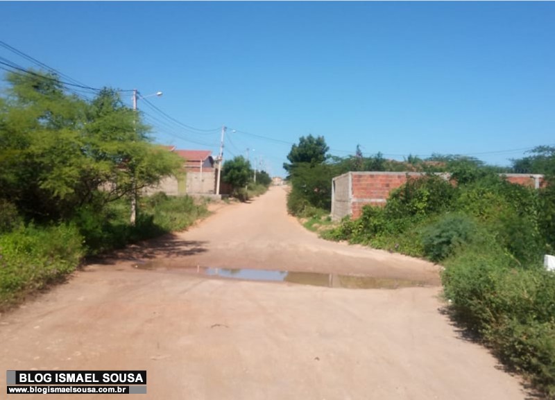 Moradores reclamam de situaÃ§Ã£o de estrada que liga o Conjunto Vingt Rosado Ã  UERN