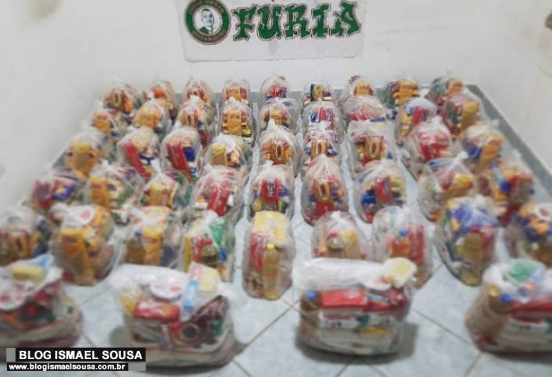 Torcida do BaraÃºnas entrega cestas bÃ¡sicas a moradores carentes