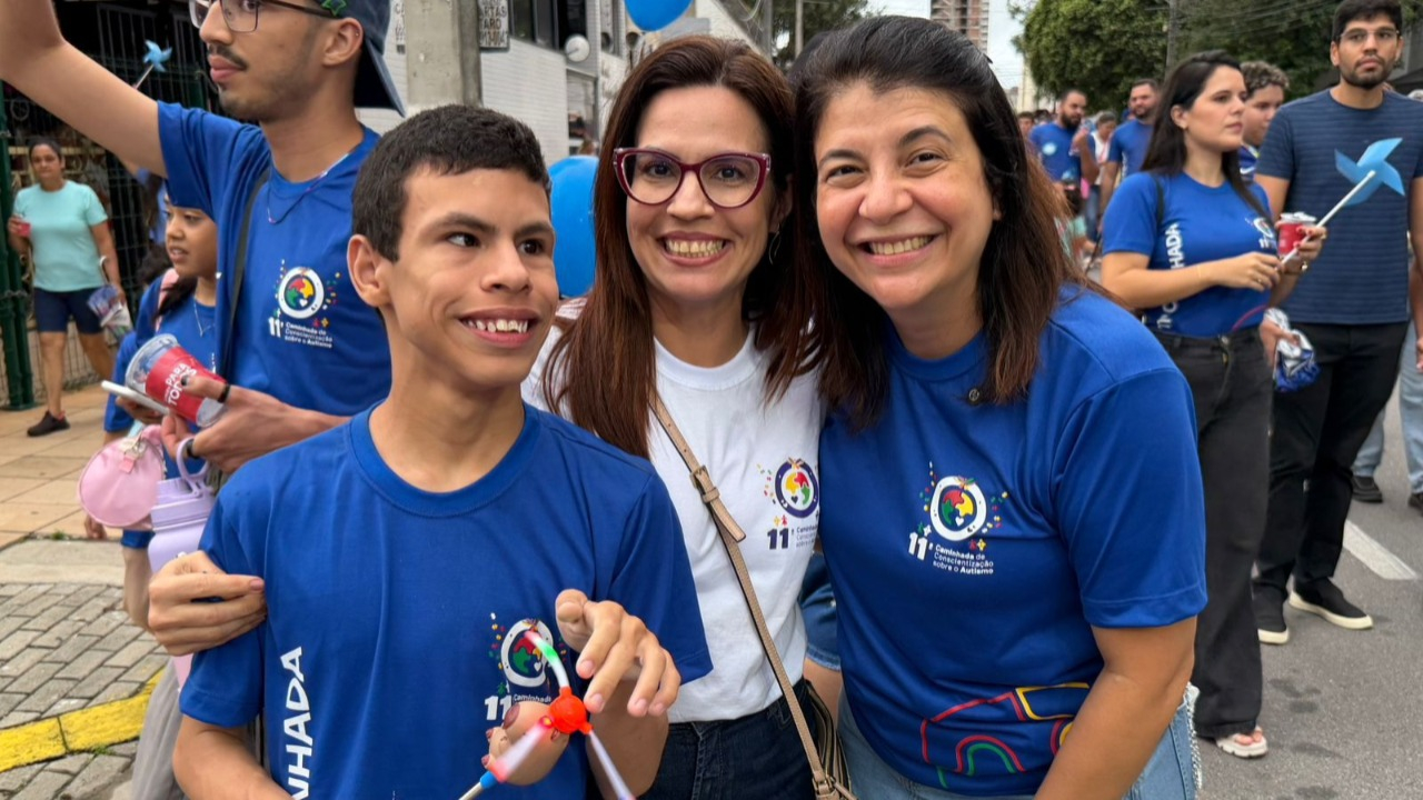 “Nenhuma mãe atípica merece caminhar sozinha”, destaca Carla Dickson em caminhadas pela conscientização do autismo em Natal