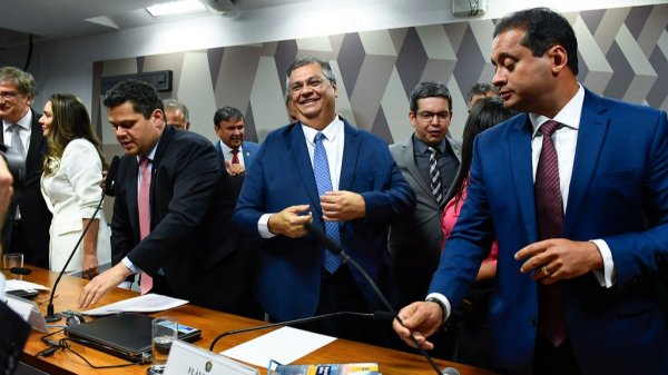 Com 47 votos a favor e 31 contra, senado aprova Dino para o STF